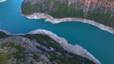 Norveç nefes kesici Ringedalsvatnet Gölü Trol Dili ya da Trol Tunga 'nın bulunduğu yer. Bir fiyort üzerinde hava aracı vuruldu. Yüksek kalite 4k görüntü