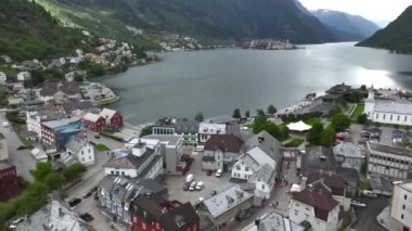 Norveç, Vestland, İskandinavya 'daki Hardanger Fjord' daki Odda Village Center Bulutlu Hava durumunda Hava Aracı Manzarası. Yüksek kalite 4k görüntü
