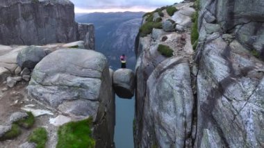 Norveç Kjerag dağları Kjeragbolten 'den manzara manzarası ile seyahat eder.