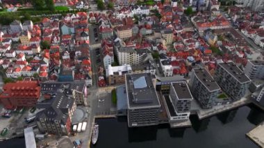 Norveç 'in batı kıyısındaki Hordaland belediyesinin Norveç' in ikinci büyük şehri Bergen Aerial View. Yüksek kalite 4k görüntü