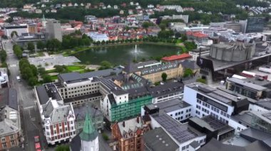Norveç 'in batı kıyısındaki Hordaland belediyesinin Norveç' in ikinci büyük şehri Bergen Aerial View. Yüksek kalite 4k görüntü