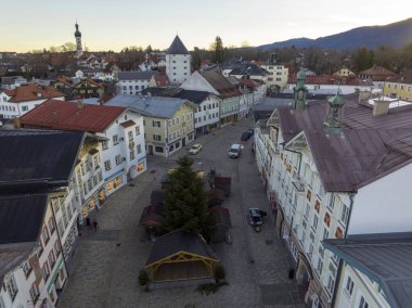 Bad Toelz, Bavyera Almanya 'daki ünlü eski Ttown' ın havadan görüntüsü. Bayern Bad Tolz kış gündoğumunda. Isar nehri dağları. Yüksek kalite 4k görüntü