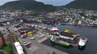 Norveç 'in batı kıyısındaki Hordaland belediyesinin Norveç' in ikinci büyük şehri Bergen Aerial View. Yüksek kalite 4k görüntü