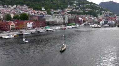 Norveç 'in batı kıyısındaki Hordaland belediyesinin Norveç' in ikinci büyük şehri Bergen Aerial View. Yüksek kalite 4k görüntü