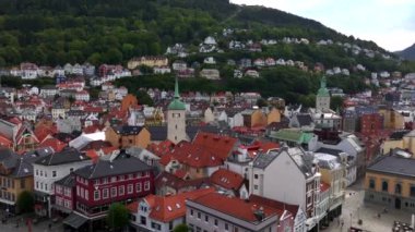 Norveç 'in batı kıyısındaki Hordaland belediyesinin Norveç' in ikinci büyük şehri Bergen Aerial View. Yüksek kalite 4k görüntü