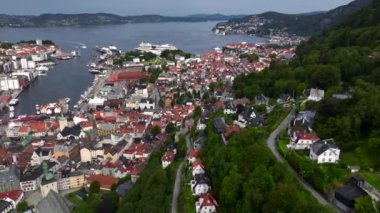 Norveç 'in batı kıyısındaki Hordaland belediyesinin Norveç' in ikinci büyük şehri Bergen Aerial View. Yüksek kalite 4k görüntü