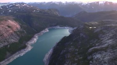 Norveç nefes kesici Ringedalsvatnet Gölü Trol Dili ya da Trol Tunga 'nın bulunduğu yer. Bir fiyort üzerinde hava aracı vuruldu. Yüksek kalite 4k görüntü