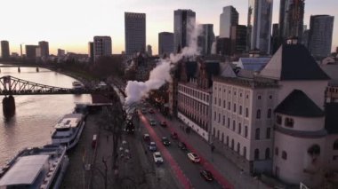 Frankfurt, Almanya, Aralık 2023: Frankfurt am Main 'deki tarihi Buhar Lokomotif Treni. Tarihi Demiryolu 'nda. Yüksek kalite 4k görüntü