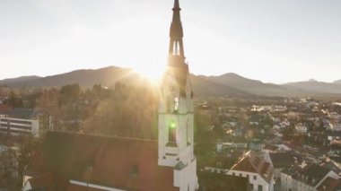 Bad Toelz, Bavyera Almanya 'daki ünlü eski Ttown' ın havadan görüntüsü. Bayern Bad Tolz kış gündoğumunda. Isar nehri dağları. Yüksek kalite 4k görüntü