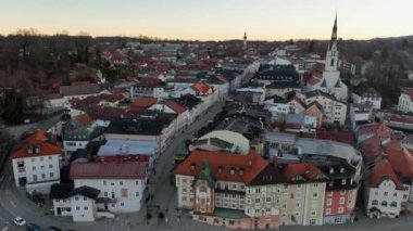 Bad Toelz, Bavyera Almanya 'daki ünlü eski Ttown' ın havadan görüntüsü. Bayern Bad Tolz kış gündoğumunda. Isar nehri dağları. Yüksek kalite 4k görüntü
