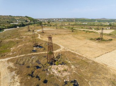 Güneşli bir günde Albaina 'da eski paslı petrol kuyusu Jack Field' ı pompalıyor. Balkanlara Küçük Ev Yapımı Petrol Pompaları. 4k UHD