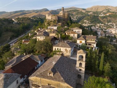 Saat kulesine sahip Cirokaster kalesi, Arnavutluk 'ta şilte mimari evler, Unesco Dünya Mirası Sitesi, antik kasaba. 4k UHD