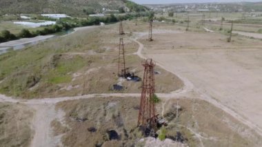 Güneşli bir günde Albaina 'da eski paslı petrol kuyusu Jack Field' ı pompalıyor. Balkanlara Küçük Ev Yapımı Petrol Pompaları. 4k UHD