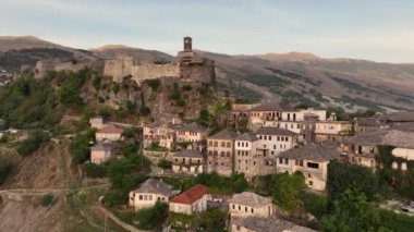 Saat kulesine sahip Cirokaster kalesi, Arnavutluk 'ta şilte mimari evler, Unesco Dünya Mirası Sitesi, antik kasaba. 4k UHD