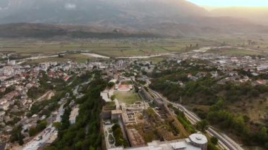 Saat kulesine sahip Cirokaster kalesi, Arnavutluk 'ta şilte mimari evler, Unesco Dünya Mirası Sitesi, antik kasaba. 4k UHD