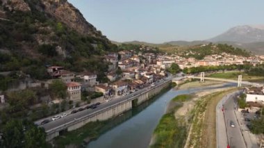 Arnavutluk 'taki Berat şehrinin insansız hava aracı atışı. Yazın eski Berat kentinde tarihi oryantal evler. Yüksek kalite 4k görüntü