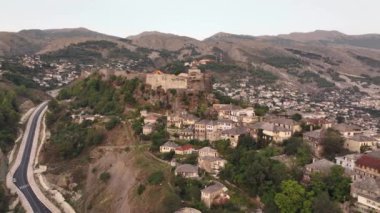 Saat kulesine sahip Cirokaster kalesi, Arnavutluk 'ta şilte mimari evler, Unesco Dünya Mirası Sitesi, antik kasaba. 4k UHD