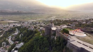Saat kulesine sahip Cirokaster kalesi, Arnavutluk 'ta şilte mimari evler, Unesco Dünya Mirası Sitesi, antik kasaba. 4k UHD