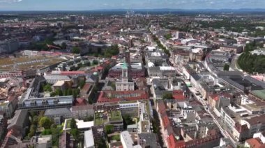 Almanya 'daki Karlsruhe Sarayı' nın insansız hava aracı görüntüleri barok mimari sarayları ve etrafındaki sükuneti gösteriyor. Yüksek kalite 4k görüntü