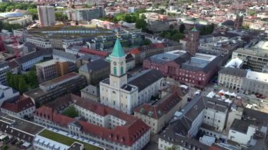 Almanya 'daki Karlsruhe Sarayı' nın insansız hava aracı görüntüleri barok mimari sarayları ve etrafındaki sükuneti gösteriyor. Yüksek kalite 4k görüntü