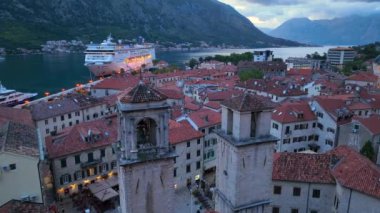 Karadağ 'ın Akdeniz kıyısındaki Boka Körfezi kıyısındaki Kotor Eski Kasabası. Avrupa 'da tatil ve turizm merkezi. Havadan. Yüksek kalite 4k görüntü