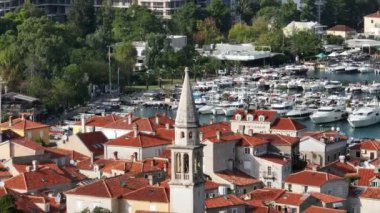 Budva 'nın insansız hava aracı atışı. Şehrin tarihi kısmı deniz tarafından yıkanmış. Kırmızı çatılı binalar. Karadağ. Yüksek kalite 4k görüntü