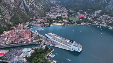 Karadağ 'ın Akdeniz kıyısındaki Boka körfezindeki Kotor' da bir Büyük Gemi. Avrupa 'nın ünlü hedefi. Havadan. Havadan. Yüksek kalite 4k görüntü