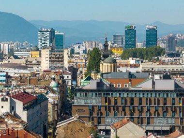 Saraybosna şehrinin insansız hava aracı görüntüsü. Bosna-Hersek 'in başkenti. Binalar ve sokaklar, yukarıdan manzara. 