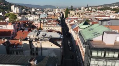 Saraybosna şehrinin insansız hava aracı görüntüsü. Bosna-Hersek 'in başkenti. Binalar ve sokaklar, yukarıdan manzara. 