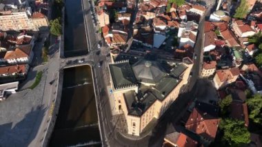 Saraybosna şehrinin insansız hava aracı görüntüsü. Bosna-Hersek 'in başkenti, Balkan. Merkezdeki Miljacka Nehri üzerindeki köprüler. 4k UHD