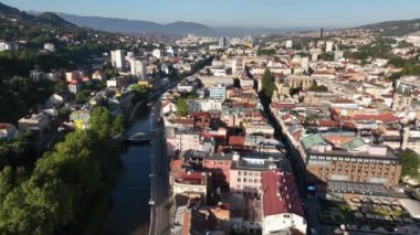 Saraybosna şehrinin insansız hava aracı görüntüsü. Bosna-Hersek 'in başkenti, Balkan. Merkezdeki Miljacka Nehri üzerindeki köprüler. 4k UHD