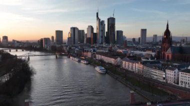 Frankfurt kışın gün batımında ana hava aracı görüntüsüyüm. Frankfurt 'taki Main River ve Business Downtown Ben Ana Almanya. Yüksek kalite 4k görüntü