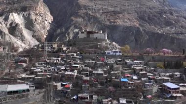 Karimabad 'daki Baltit Kalesi, Hunza Vadisi, Gilgit Baltistan, kuzey Pakistan. İlkbahar zamanı hava aracı atışı. Yüksek kalite 4k görüntü