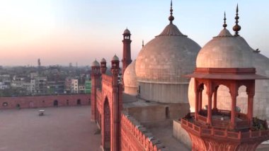 İmparatorların Camii - Lahor 'daki Badshahi Mescidi, Pakistan Minareli Kubbe. Hava aracı güneş doğarken ateş etti. Yüksek kalite 4k görüntü