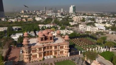 Mohatta Sarayı, Pakistan 'ın Sindh eyaletinde yer alan bir müzedir. Güneşli günde hava aracı vuruldu, Yukardan Karachi. Yüksek kalite 4k görüntü