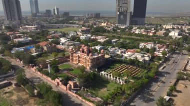 Mohatta Sarayı, Pakistan 'ın Sindh eyaletinde yer alan bir müzedir. Güneşli günde hava aracı vuruldu, Yukardan Karachi. Yüksek kalite 4k görüntü