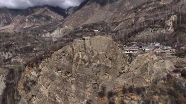 Karimabad 'daki Antik Altit Kalesi, Gilgit Baltistan' daki Hunza Vadisi, Pakistan - hava aracı atışı. Yüksek kalite 4k görüntü