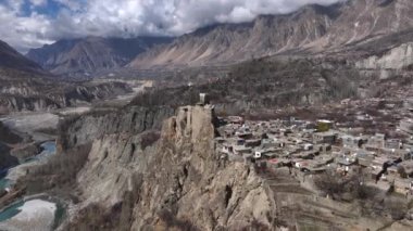 Karimabad 'daki Antik Altit Kalesi, Gilgit Baltistan' daki Hunza Vadisi, Pakistan - hava aracı atışı. Yüksek kalite 4k görüntü