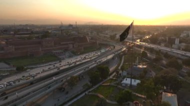 Peşaver, Pakistan 'ın Hava Videosu. Bala Hisar Fort Peshawar Pakistan, Şehir Merkezi Drone manzaralı gün batımı. Yüksek kalite 4k görüntü