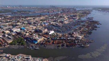 Güneşli bir günde Karaçi Limanı 'nda bir sürü balıkçı teknesi demirli. Balıkçı gemilerinin hava kuşları manzarası. Yüksek kalite 4k görüntü