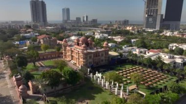 Mohatta Sarayı, Pakistan 'ın Sindh eyaletinde yer alan bir müzedir. Güneşli günde hava aracı vuruldu, Yukardan Karachi. Yüksek kalite 4k görüntü