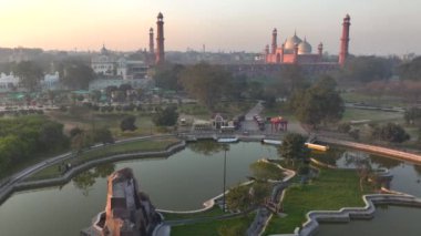 İmparatorların Camii - Lahor 'daki Badshahi Mescidi, Pakistan Minareli Kubbe. Hava aracı güneş doğarken ateş etti. Yüksek kalite 4k görüntü