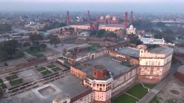 İmparatorların Camii - Lahor 'daki Badshahi Mescidi, Pakistan Minareli Kubbe. Hava aracı güneş doğarken ateş etti. Yüksek kalite 4k görüntü