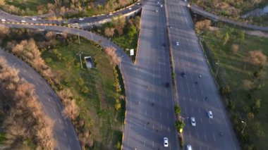 İslamabad Otoyolu, Faisal Bulvarı, güzel bir yol ve Faysal Faisal Cami insansız hava aracı manzaralı Margalla tepeleri. Yüksek kalite 4k görüntü