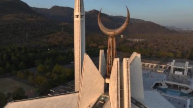 Gün batımında İslamabad 'daki Faisal Mescid Tepesi' nde Hilal 'i kapatın. Pakistan 'ın En Büyük Camii' ndeki Maymunlar, Hava. Yüksek kalite 4k görüntü