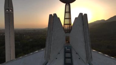 Gün batımında İslamabad 'daki Faisal Mescid Tepesi' nde Hilal 'i kapatın. Pakistan 'ın En Büyük Camii' ndeki Maymunlar, Hava. Yüksek kalite 4k görüntü