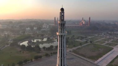 Hava Dronu Minar-e-Pakistan 'ın yukarısında, Saldırı Kulesi ve İmparatorluk Camii' nde, Lahor Badshahi Camii olarak da bilinir. Yüksek kalite 4k görüntü