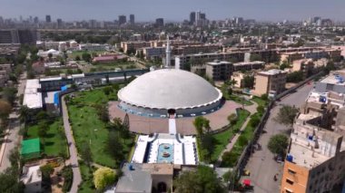 Gol Mescidi olarak da bilinen Tooba Camii, Pakistan 'ın Karaçi şehrinde yer almaktadır. Hava aracı Sunny Day 'de vuruldu. Yüksek kalite 4k görüntü