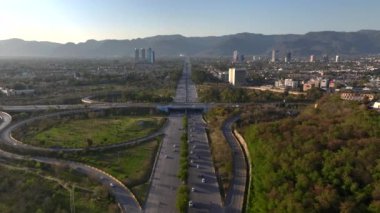 İslamabad Otoyolu, Faisal Bulvarı, güzel bir yol ve Faysal Faisal Cami insansız hava aracı manzaralı Margalla tepeleri. Yüksek kalite 4k görüntü