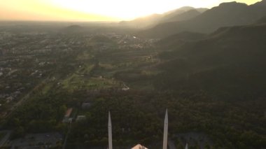 Alacakaranlık namazında İslamabad 'daki Faisal Camii Iftari, Ramazan, Aerial yemek için Pakistan' ın en büyük camisinde toplandı. Yüksek kalite 4k görüntü